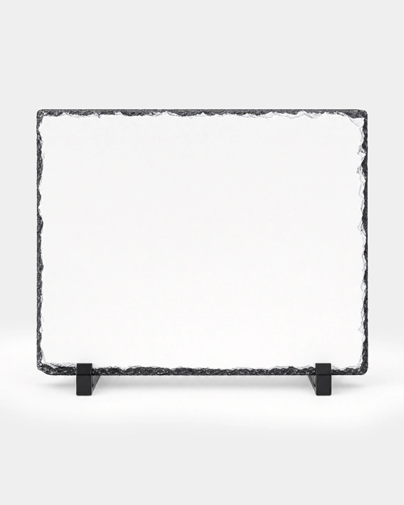 Ardoise rectangle posée sur son support de présentation